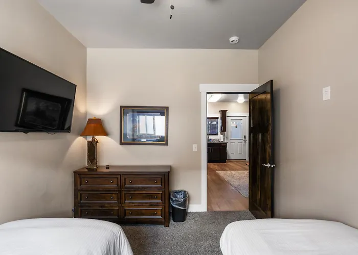 The Yellowstone Hideaway Unit C